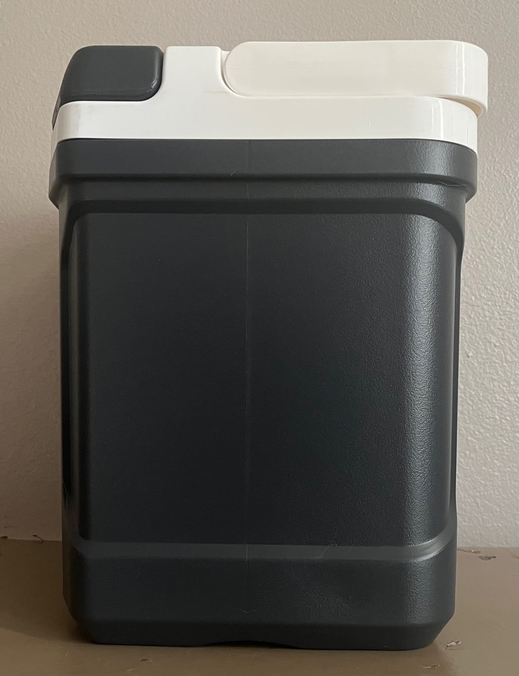 16qt Ice Chest Water Cooler with Bail Handle, Jet Carbon