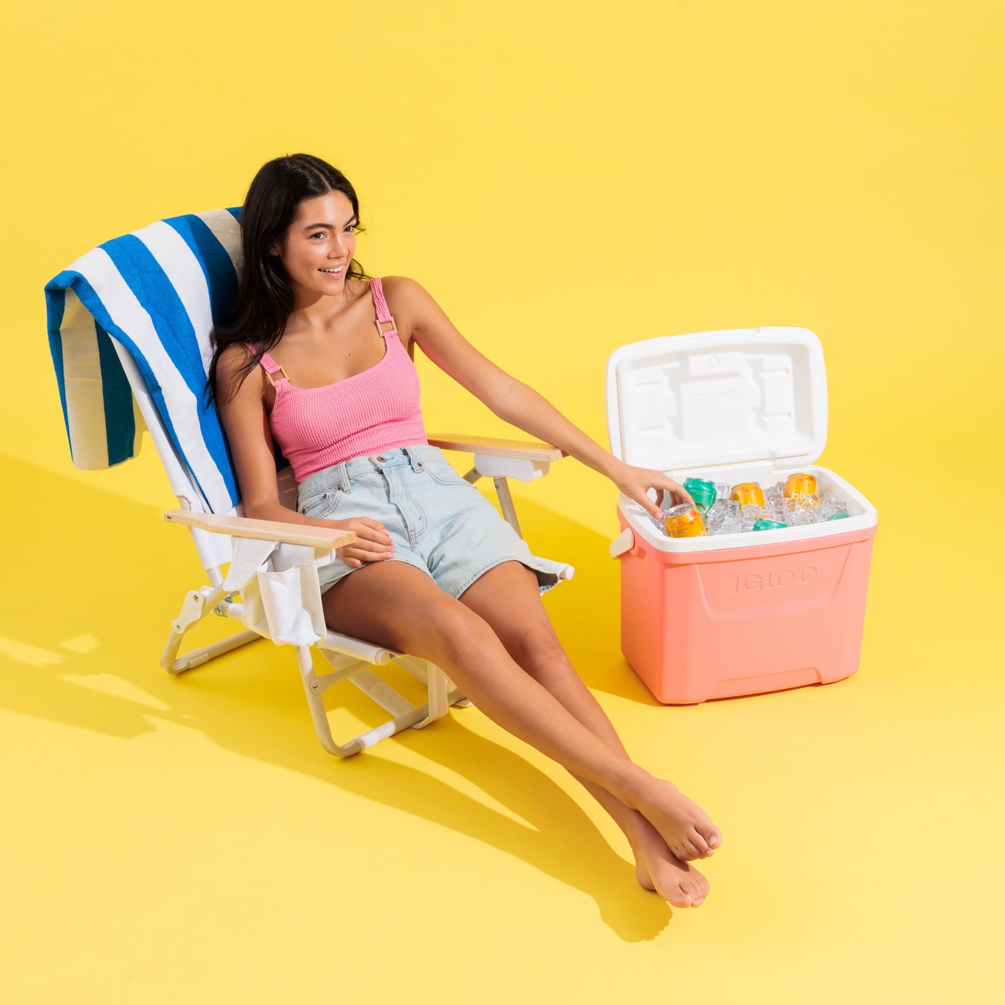 28 QT Laguna Hard-Sided Ice Chest Cooler, Aqua Blue and White